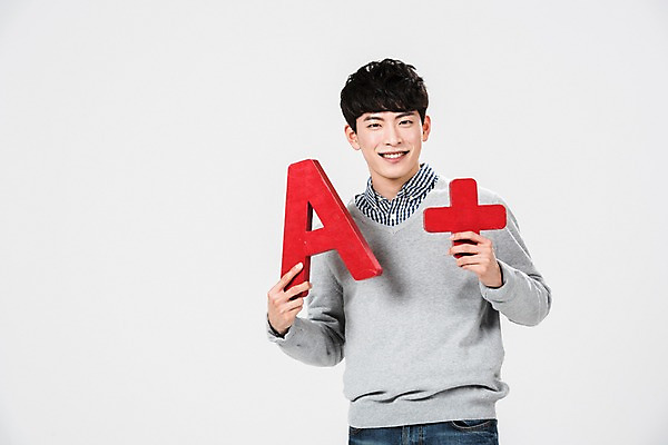 포토 JPG 스튜디오촬영 문자 남자 실내 한명 서기 미소 들기 사람 상반신 20대 성인 앞모습 청춘 한국인 에이플러스 학점 성인남자한명만 국내포토 1 뷰포인트 컨셉 모션 표정 동양인 청년 내부 성적 점수 남자한명만 성인남자만 파일형식