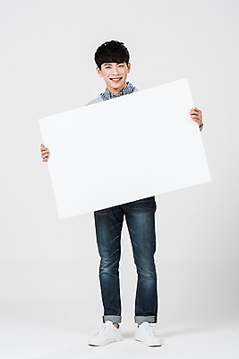포토 JPG 스튜디오촬영 전신 배너 남자 사각프레임 광고판 알림판 실내 한명 서기 미소 들기 사람 20대 성인 앞모습 청춘 한국인 성인남자한명만 국내포토 1 뷰포인트 컨셉 모션 프레임 표정 동양인 청년 내부 사각형 판 남자한명만 성인남자만 파일형식