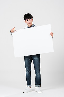 포토 JPG 스튜디오촬영 전신 배너 남자 사각프레임 광고판 알림판 실내 한명 서기 들기 사람 20대 성인 앞모습 청춘 한국인 가리킴 성인남자한명만 국내포토 1 뷰포인트 컨셉 모션 프레임 동양인 손짓 청년 내부 사각형 판 남자한명만 성인남자만 파일형식