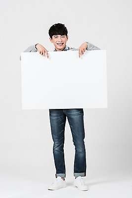 포토 JPG 스튜디오촬영 전신 배너 남자 사각프레임 광고판 알림판 실내 한명 서기 미소 들기 사람 20대 성인 앞모습 청춘 한국인 가리킴 성인남자한명만 국내포토 1 뷰포인트 컨셉 모션 프레임 표정 동양인 손짓 청년 내부 사각형 판 남자한명만 성인남자만 파일형식