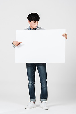 포토 JPG 스튜디오촬영 전신 배너 응시 남자 사각프레임 광고판 알림판 실내 한명 서기 들기 사람 20대 성인 앞모습 청춘 한국인 가리킴 성인남자한명만 국내포토 1 시선 뷰포인트 컨셉 모션 프레임 동양인 손짓 청년 내부 사각형 판 남자한명만 성인남자만 파일형식