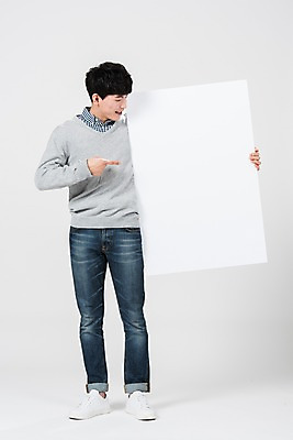 포토 JPG 스튜디오촬영 전신 배너 응시 남자 사각프레임 광고판 알림판 실내 한명 서기 들기 사람 20대 성인 앞모습 청춘 한국인 가리킴 성인남자한명만 국내포토 1 시선 뷰포인트 컨셉 모션 프레임 동양인 손짓 청년 내부 사각형 판 남자한명만 성인남자만 파일형식
