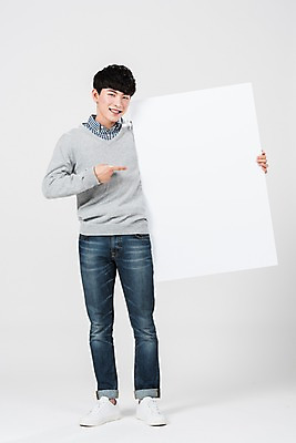 포토 JPG 스튜디오촬영 전신 배너 남자 사각프레임 광고판 알림판 실내 한명 서기 미소 들기 사람 20대 성인 앞모습 청춘 한국인 가리킴 성인남자한명만 국내포토 1 뷰포인트 컨셉 모션 프레임 표정 동양인 손짓 청년 내부 사각형 판 남자한명만 성인남자만 파일형식