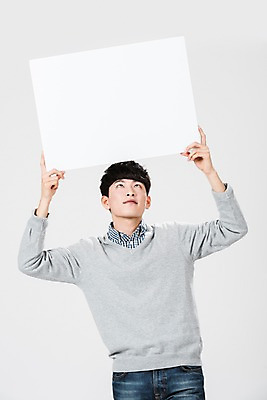 포토 JPG 스튜디오촬영 배너 응시 남자 사각프레임 광고판 알림판 실내 한명 서기 들기 사람 상반신 20대 성인 앞모습 청춘 한국인 올려보기 성인남자한명만 국내포토 1 시선 뷰포인트 컨셉 모션 프레임 동양인 청년 내부 사각형 판 남자한명만 성인남자만 파일형식