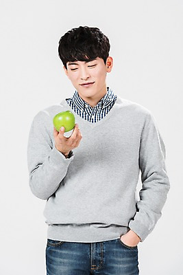 포토 JPG 스튜디오촬영 응시 남자 실내 한명 서기 미소 사람 상반신 20대 성인 앞모습 청춘 한개 한국인 사과 성인남자한명만 국내포토 1 시선 뷰포인트 컨셉 과일 모션 표정 동양인 청년 내부 남자한명만 성인남자만 파일형식