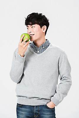 포토 JPG 스튜디오촬영 남자 실내 한명 서기 미소 들기 사람 상반신 20대 성인 앞모습 청춘 한개 한국인 사과 성인남자한명만 국내포토 1 뷰포인트 컨셉 과일 모션 표정 동양인 청년 내부 남자한명만 성인남자만 파일형식