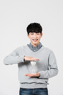 포토 JPG 스튜디오촬영 남자 실내 한명 서기 미소 들기 사람 상반신 20대 성인 앞모습 청춘 한국인 모래시계 성인남자한명만 국내포토 1 모래 뷰포인트 시계 컨셉 모션 표정 동양인 청년 내부 남자한명만 성인남자만 파일형식