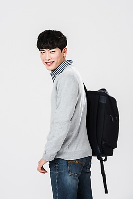 포토 JPG 스튜디오촬영 남자 가방 실내 한명 서기 미소 사람 상반신 20대 성인 뒷모습 청춘 한국인 뒤돌아보기 성인남자한명만 국내포토 1 잡화 뷰포인트 컨셉 모션 표정 동양인 청년 내부 남자한명만 성인남자만 파일형식