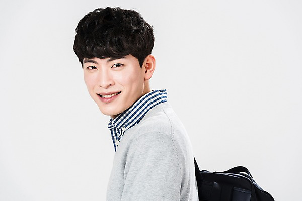 포토 JPG 스튜디오촬영 남자 가방 실내 한명 서기 미소 사람 상반신 20대 성인 옆모습 청춘 한국인 성인남자한명만 국내포토 1 잡화 뷰포인트 컨셉 모션 표정 동양인 청년 내부 남자한명만 성인남자만 파일형식