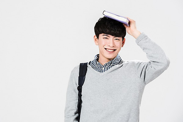 포토 JPG 스튜디오촬영 남자 실내 한명 서기 미소 들기 사람 상반신 20대 성인 앞모습 책 청춘 한국인 성인남자한명만 국내포토 1 뷰포인트 컨셉 모션 표정 동양인 청년 내부 남자한명만 성인남자만 파일형식