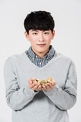 포토 JPG 스튜디오촬영 남자 실내 손바닥 한명 서기 사람 상반신 20대 성인 앞모습 청춘 여러개 한국인 성인남자한명만 가상화폐 국내포토 1 손 뷰포인트 다수 컨셉 돈 모션 동양인 청년 내부 남자한명만 성인남자만 파일형식