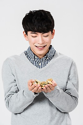 포토 JPG 스튜디오촬영 남자 실내 손바닥 한명 서기 미소 사람 상반신 20대 성인 앞모습 청춘 여러개 한국인 성인남자한명만 가상화폐 국내포토 1 손 뷰포인트 다수 컨셉 돈 모션 표정 동양인 청년 내부 남자한명만 성인남자만 파일형식