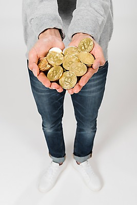 포토 JPG 스튜디오촬영 남자 실내 손바닥 한명 서기 사람 근접촬영 20대 성인 앞모습 청춘 여러개 한국인 하반신 성인남자한명만 가상화폐 국내포토 1 손 뷰포인트 다수 컨셉 돈 모션 동양인 청년 내부 남자한명만 성인남자만 파일형식