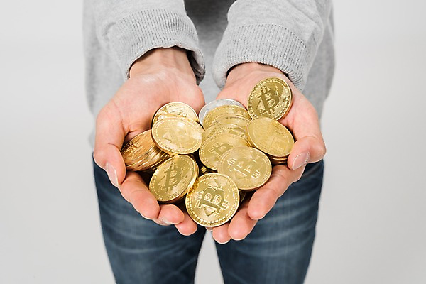 포토 JPG 스튜디오촬영 손 남자 실내 한명 서기 사람 근접촬영 상반신 20대 성인 앞모습 신체부위 청춘 여러개 한국인 성인남자한명만 가상화폐 국내포토 1 뷰포인트 다수 컨셉 돈 모션 동양인 청년 내부 남자한명만 성인남자만 파일형식