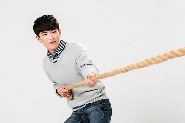 포토 JPG 스튜디오촬영 응시 남자 밧줄 실내 한명 서기 사람 상반신 20대 성인 옆모습 청춘 한국인 당기기 줄다리기 성인남자한명만 국내포토 1 시선 줄 뷰포인트 컨셉 모션 놀이 동양인 청년 내부 남자한명만 성인남자만 파일형식