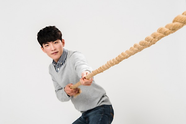 포토 JPG 스튜디오촬영 남자 밧줄 실내 한명 서기 사람 상반신 20대 성인 옆모습 청춘 한국인 당기기 줄다리기 성인남자한명만 국내포토 1 줄 뷰포인트 컨셉 모션 놀이 동양인 청년 내부 남자한명만 성인남자만 파일형식