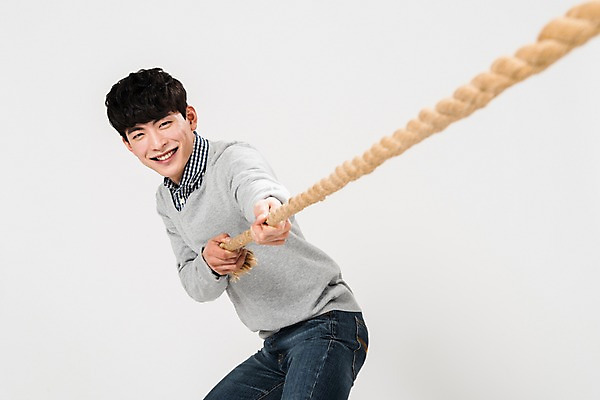 포토 JPG 스튜디오촬영 남자 밧줄 실내 한명 서기 미소 사람 상반신 20대 성인 옆모습 청춘 한국인 당기기 줄다리기 성인남자한명만 국내포토 1 줄 뷰포인트 컨셉 모션 놀이 표정 동양인 청년 내부 남자한명만 성인남자만 파일형식