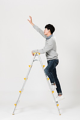 포토 JPG 스튜디오촬영 전신 남자 사다리 실내 한명 사람 20대 성인 옆모습 청춘 한국인 잡기 오르기 손뻗기 성인남자한명만 국내포토 1 뷰포인트 컨셉 모션 동양인 청년 내부 도구 남자한명만 성인남자만 파일형식