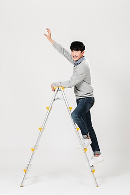 포토 JPG 스튜디오촬영 전신 남자 사다리 실내 한명 미소 사람 20대 성인 옆모습 청춘 손들기 한국인 잡기 오르기 손뻗기 성인남자한명만 국내포토 1 뷰포인트 컨셉 모션 표정 동양인 청년 내부 도구 남자한명만 성인남자만 파일형식