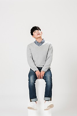 포토 JPG 스튜디오촬영 전신 응시 남자 실내 한명 사람 앉기 20대 성인 앞모습 청춘 한국인 올려보기 성인남자한명만 국내포토 1 시선 뷰포인트 컨셉 모션 동양인 청년 내부 남자한명만 성인남자만 파일형식