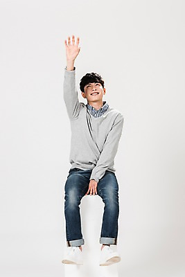 포토 JPG 스튜디오촬영 전신 남자 실내 한명 미소 사람 앉기 20대 성인 앞모습 청춘 손들기 한국인 손뻗기 성인남자한명만 국내포토 1 뷰포인트 컨셉 모션 표정 동양인 청년 내부 남자한명만 성인남자만 파일형식
