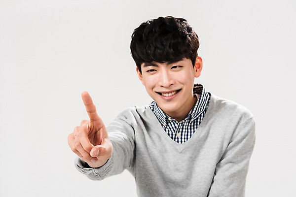 포토 JPG 스튜디오촬영 남자 손가락 실내 한명 서기 미소 사람 상반신 20대 성인 앞모습 청춘 터치 한국인 성인남자한명만 국내포토 1 손 뷰포인트 컨셉 모션 표정 동양인 청년 내부 남자한명만 성인남자만 파일형식