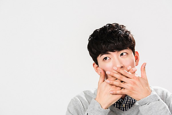 포토 JPG 스튜디오촬영 남자 실내 한명 서기 사람 상반신 20대 성인 앞모습 청춘 놀람 한국인 손모으기 얼굴가리기 성인남자한명만 국내포토 1 감정 뷰포인트 컨셉 모션 표정 동양인 손짓 청년 내부 가림 남자한명만 성인남자만 파일형식