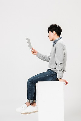 포토 JPG 스튜디오촬영 전신 응시 남자 실내 한명 사람 앉기 20대 성인 옆모습 청춘 태블릿 한국인 성인남자한명만 국내포토 1 시선 뷰포인트 컨셉 모션 동양인 청년 내부 전자제품 스마트기기 남자한명만 성인남자만 파일형식