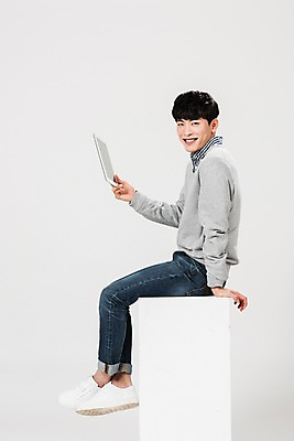 포토 JPG 스튜디오촬영 전신 남자 실내 한명 미소 사람 앉기 20대 성인 옆모습 청춘 태블릿 한국인 성인남자한명만 국내포토 1 뷰포인트 컨셉 모션 표정 동양인 청년 내부 전자제품 스마트기기 남자한명만 성인남자만 파일형식