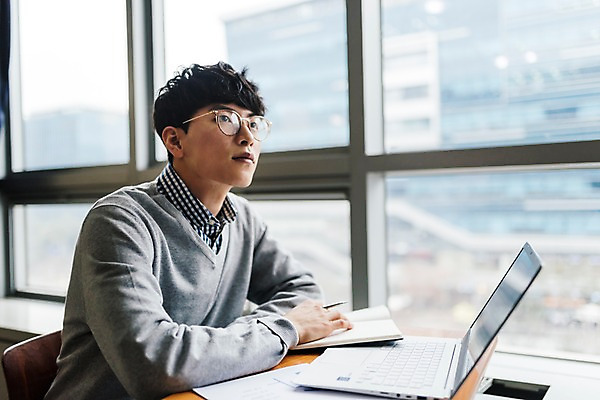 포토 JPG 주간 응시 남자 수업 실내 한명 사람 앉기 상반신 20대 성인 옆모습 노트북 청춘 공책 한국인 강의실 집중 성인남자한명만 국내포토 자연요소 1 시선 교육 뷰포인트 컨셉 모션 문구용품 동양인 청년 내부 전자제품 공간 남자한명만 성인남자만 파일형식