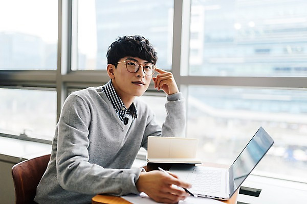 포토 JPG 주간 응시 남자 수업 실내 한명 미소 사람 앉기 상반신 20대 성인 옆모습 노트북 청춘 펜 한국인 강의실 집중 성인남자한명만 국내포토 자연요소 1 시선 교육 뷰포인트 컨셉 모션 표정 동양인 청년 내부 전자제품 필기구 공간 남자한명만 성인남자만 파일형식