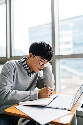 포토 JPG 주간 남자 수업중 실내 한명 사람 앉기 상반신 20대 성인 옆모습 노트북 청춘 공책 한국인 기록 강의실 성인남자한명만 국내포토 자연요소 1 교육 뷰포인트 컨셉 모션 수업 문구용품 동양인 청년 내부 전자제품 공간 남자한명만 성인남자만 파일형식