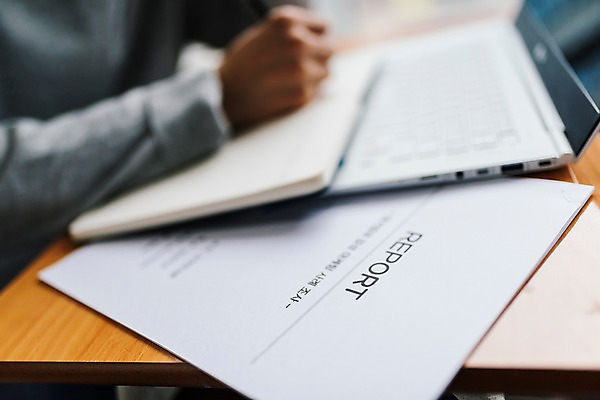 포토 JPG 주간 손 남자 실내 한명 사람 앉기 근접촬영 20대 성인 신체부위 노트북 청춘 공책 한국인 기록 강의실 보고서 성인남자한명만 국내포토 자연요소 1 교육 뷰포인트 컨셉 모션 문구용품 동양인 청년 내부 전자제품 공간 남자한명만 성인남자만 파일형식