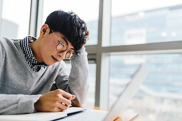 포토 JPG 주간 남자 수업 실내 한명 사람 앉기 상반신 20대 성인 옆모습 노트북 청춘 펜 한국인 기록 강의실 성인남자한명만 국내포토 자연요소 1 교육 뷰포인트 컨셉 모션 동양인 청년 내부 전자제품 필기구 공간 남자한명만 성인남자만 파일형식