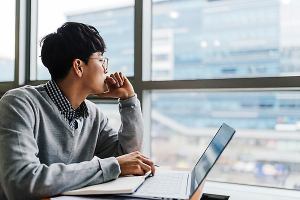 포토 JPG 주간 응시 남자 수업중 실내 한명 사람 앉기 상반신 20대 성인 옆모습 노트북 청춘 펜 공책 한국인 강의실 창밖 성인남자한명만 국내포토 자연요소 1 시선 교육 뷰포인트 컨셉 창문 모션 수업 문구용품 동양인 청년 내부 전자제품 필기구 공간 남자한명만 성인남자만 파일형식