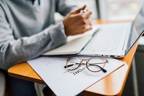 포토 JPG 주간 남자 안경 수업중 실내 한명 사람 앉기 근접촬영 상반신 20대 성인 노트북 청춘 한국인 강의실 성인남자한명만 국내포토 자연요소 1 잡화 교육 뷰포인트 컨셉 모션 수업 동양인 청년 내부 전자제품 공간 남자한명만 성인남자만 파일형식