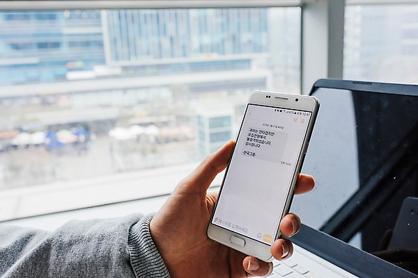 포토 JPG 주간 손 남자 실내 한명 사람 앉기 근접촬영 20대 성인 신체부위 노트북 스마트폰 청춘 한국인 강의실 문자메시지 불합격 성인남자한명만 국내포토 자연요소 1 교육 뷰포인트 컨셉 모션 동양인 청년 내부 전자제품 핸드폰 스마트기기 공간 메시지 남자한명만 성인남자만 파일형식