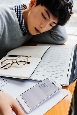 포토 JPG 주간 문자 남자 안경 실내 한명 사람 앉기 상반신 20대 성인 옆모습 노트북 스마트폰 청춘 공책 한국인 좌절 강의실 불합격 성인남자한명만 국내포토 자연요소 1 잡화 교육 감정 뷰포인트 컨셉 모션 문구용품 동양인 청년 내부 전자제품 핸드폰 스마트기기 공간 남자한명만 성인남자만 파일형식