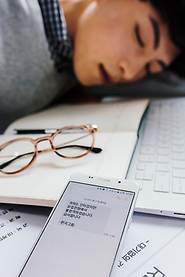 포토 JPG 주간 문자 남자 안경 엎드리기 실내 한명 사람 앉기 상반신 20대 성인 옆모습 노트북 스마트폰 청춘 한국인 좌절 강의실 불합격 성인남자한명만 국내포토 자연요소 1 잡화 교육 감정 뷰포인트 컨셉 모션 동양인 청년 내부 전자제품 핸드폰 스마트기기 공간 남자한명만 성인남자만 파일형식