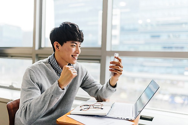 포토 JPG 주간 응시 남자 안경 실내 한명 사람 앉기 상반신 20대 성인 옆모습 노트북 스마트폰 청춘 파이팅 기쁨 한국인 강의실 합격 문자메시지 성인남자한명만 국내포토 자연요소 1 시선 잡화 교육 감정 뷰포인트 컨셉 모션 동양인 청년 내부 전자제품 핸드폰 스마트기기 공간 메시지 남자한명만 성인남자만 파일형식