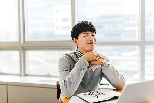 포토 JPG 주간 남자 안경 실내 한명 사람 앉기 상반신 20대 성인 앞모습 노트북 스마트폰 청춘 공책 기쁨 한국인 강의실 창가 책상 성인남자한명만 국내포토 자연요소 1 잡화 교육 감정 뷰포인트 가구 컨셉 창문 모션 문구용품 동양인 청년 내부 전자제품 핸드폰 스마트기기 공간 남자한명만 성인남자만 파일형식