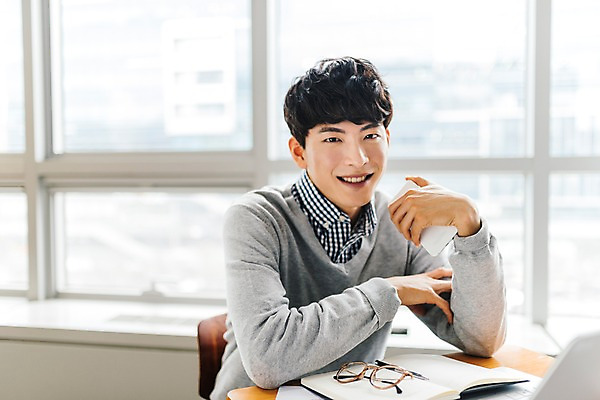 포토 JPG 주간 남자 안경 실내 한명 미소 사람 앉기 상반신 20대 성인 앞모습 책 스마트폰 청춘 기쁨 한국인 잡기 강의실 창가 책상 성인남자한명만 국내포토 자연요소 1 잡화 교육 감정 뷰포인트 가구 컨셉 창문 모션 표정 동양인 청년 내부 핸드폰 스마트기기 공간 남자한명만 성인남자만 파일형식