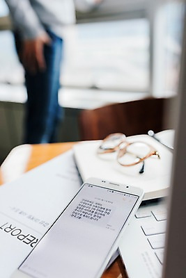 포토 JPG 주간 남자 안경 실내 한명 사람 앉기 20대 성인 아웃포커스 책 노트북 청춘 한국인 하반신 강의실 합격 문자메시지 성인남자한명만 국내포토 자연요소 1 잡화 교육 컨셉 모션 촬영기법 동양인 청년 내부 전자제품 공간 메시지 남자한명만 성인남자만 파일형식