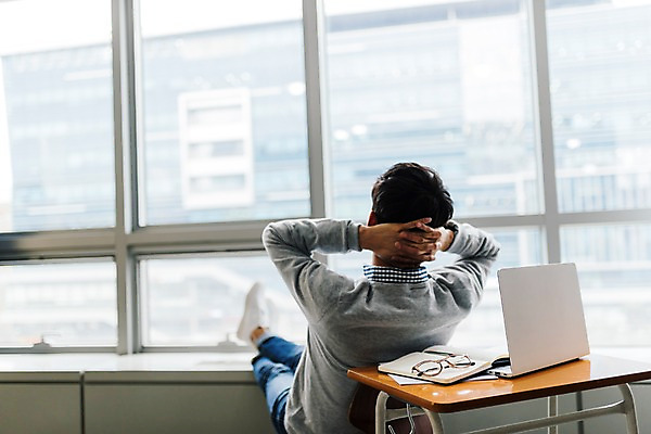포토 JPG 주간 전신 응시 남자 안경 실내 한명 사람 앉기 20대 성인 뒷모습 노트북 청춘 한국인 강의실 책상 창밖 성인남자한명만 국내포토 자연요소 1 시선 잡화 교육 뷰포인트 가구 컨셉 창문 모션 동양인 청년 내부 전자제품 공간 남자한명만 성인남자만 파일형식