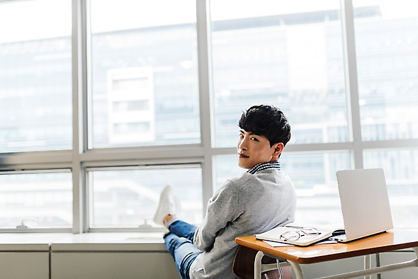 포토 JPG 주간 전신 남자 안경 실내 한명 사람 앉기 20대 성인 뒷모습 노트북 청춘 한국인 뒤돌아보기 강의실 창가 책상 성인남자한명만 국내포토 자연요소 1 잡화 교육 뷰포인트 가구 컨셉 창문 모션 동양인 청년 내부 전자제품 공간 남자한명만 성인남자만 파일형식