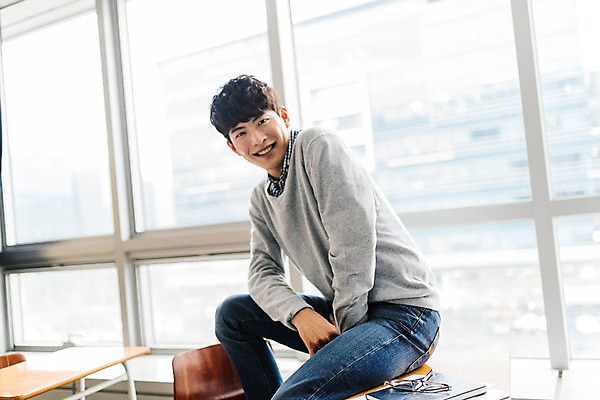 포토 JPG 주간 남자 실내 한명 미소 사람 앉기 상반신 20대 성인 옆모습 청춘 한국인 강의실 창가 책상 성인남자한명만 국내포토 자연요소 1 교육 뷰포인트 가구 컨셉 창문 모션 표정 동양인 청년 내부 공간 남자한명만 성인남자만 파일형식