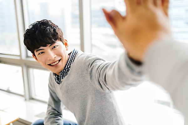 포토 JPG 주간 남자 실내 미소 사람 앉기 상반신 20대 성인 두명 옆모습 청춘 한국인 강의실 창가 하이파이브 국내포토 자연요소 교육 뷰포인트 컨셉 창문 모션 표정 동양인 손짓 청년 내부 공간 파일형식