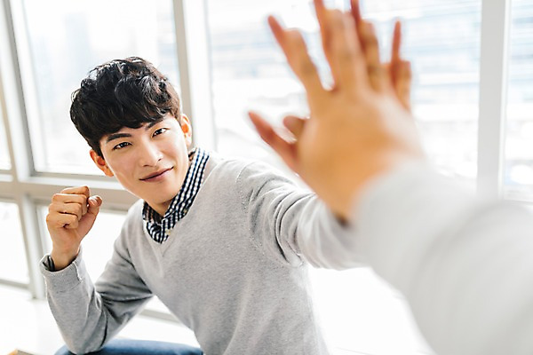 포토 JPG 주간 남자 실내 미소 사람 앉기 상반신 20대 성인 두명 옆모습 청춘 한국인 강의실 창가 하이파이브 국내포토 자연요소 교육 뷰포인트 컨셉 창문 모션 표정 동양인 손짓 청년 내부 공간 파일형식