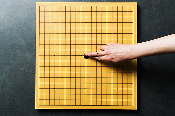 포토 JPG 스튜디오촬영 손 실내 한명 사람 근접촬영 성인 신체부위 30대 한개 오브젝트 바둑 보드게임 바둑알 바둑판 국내포토 1 뷰포인트 놀이 내부 장년 파일형식