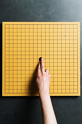 포토 JPG 스튜디오촬영 손 실내 한명 사람 근접촬영 성인 신체부위 30대 한개 오브젝트 바둑 보드게임 바둑알 바둑판 국내포토 1 뷰포인트 놀이 내부 장년 파일형식